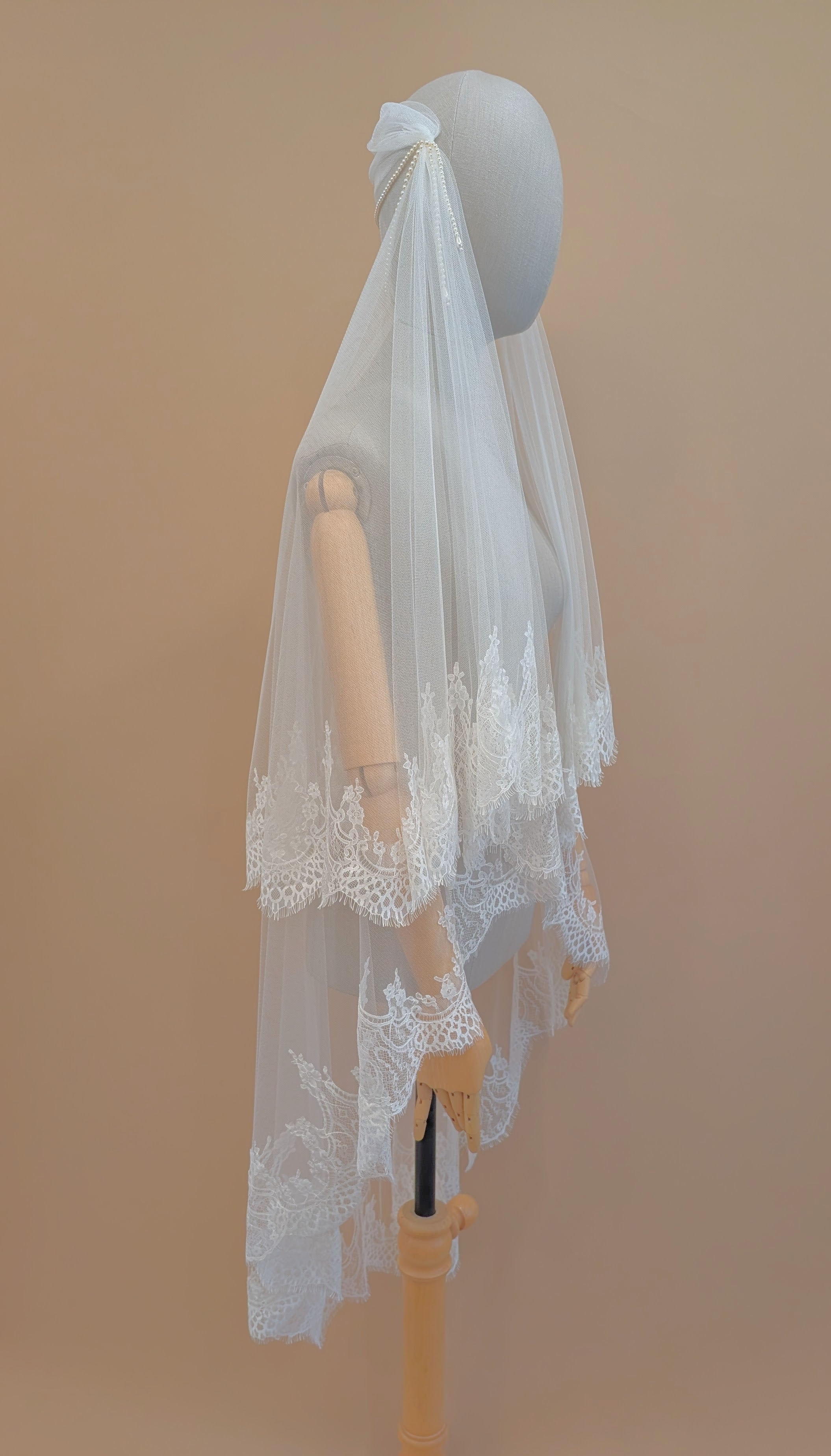 AVRIL Draped Pearl Lace Juliette Veil