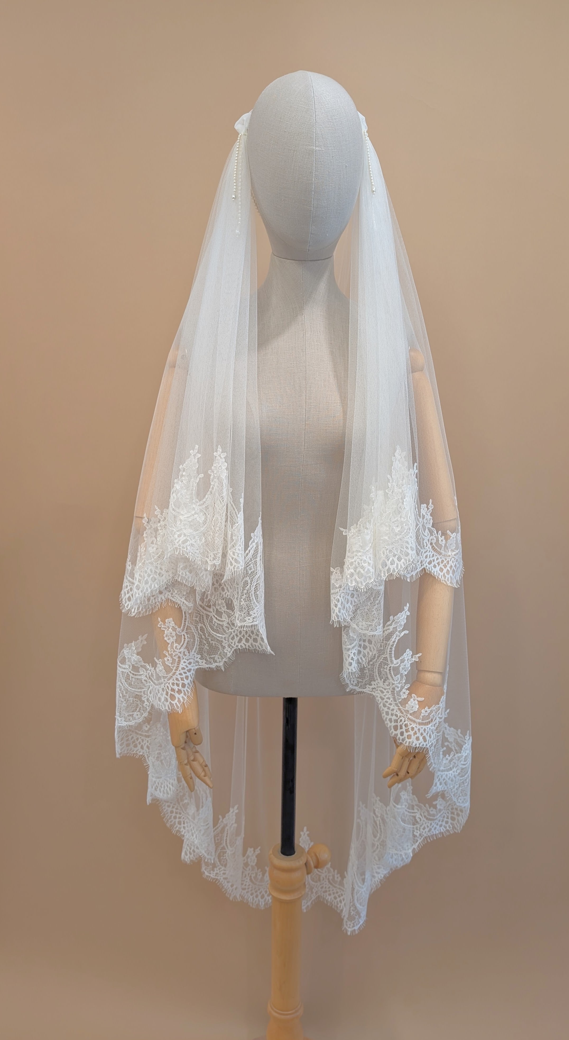 AVRIL Draped Pearl Lace Juliette Veil
