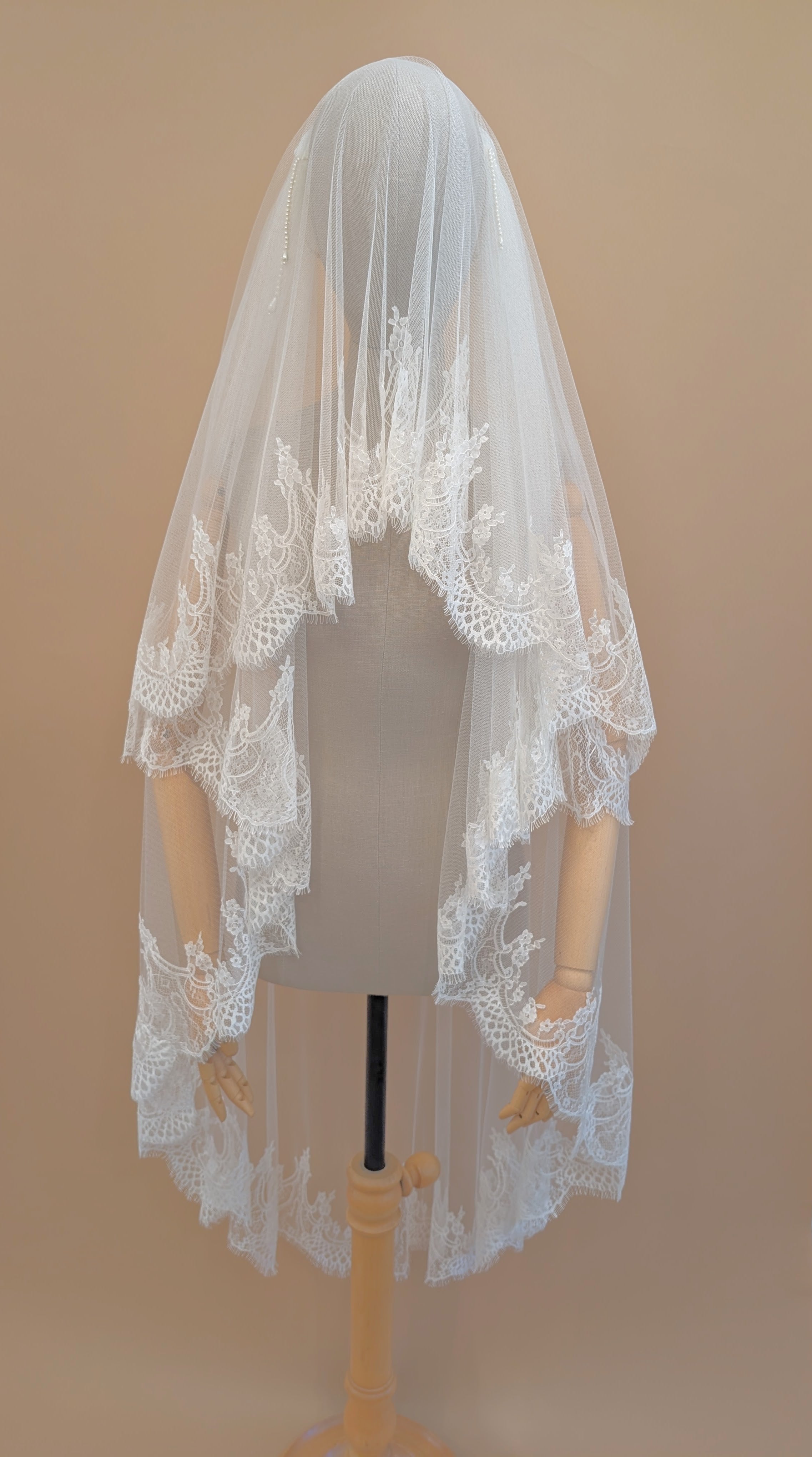 AVRIL Draped Pearl Lace Juliette Veil