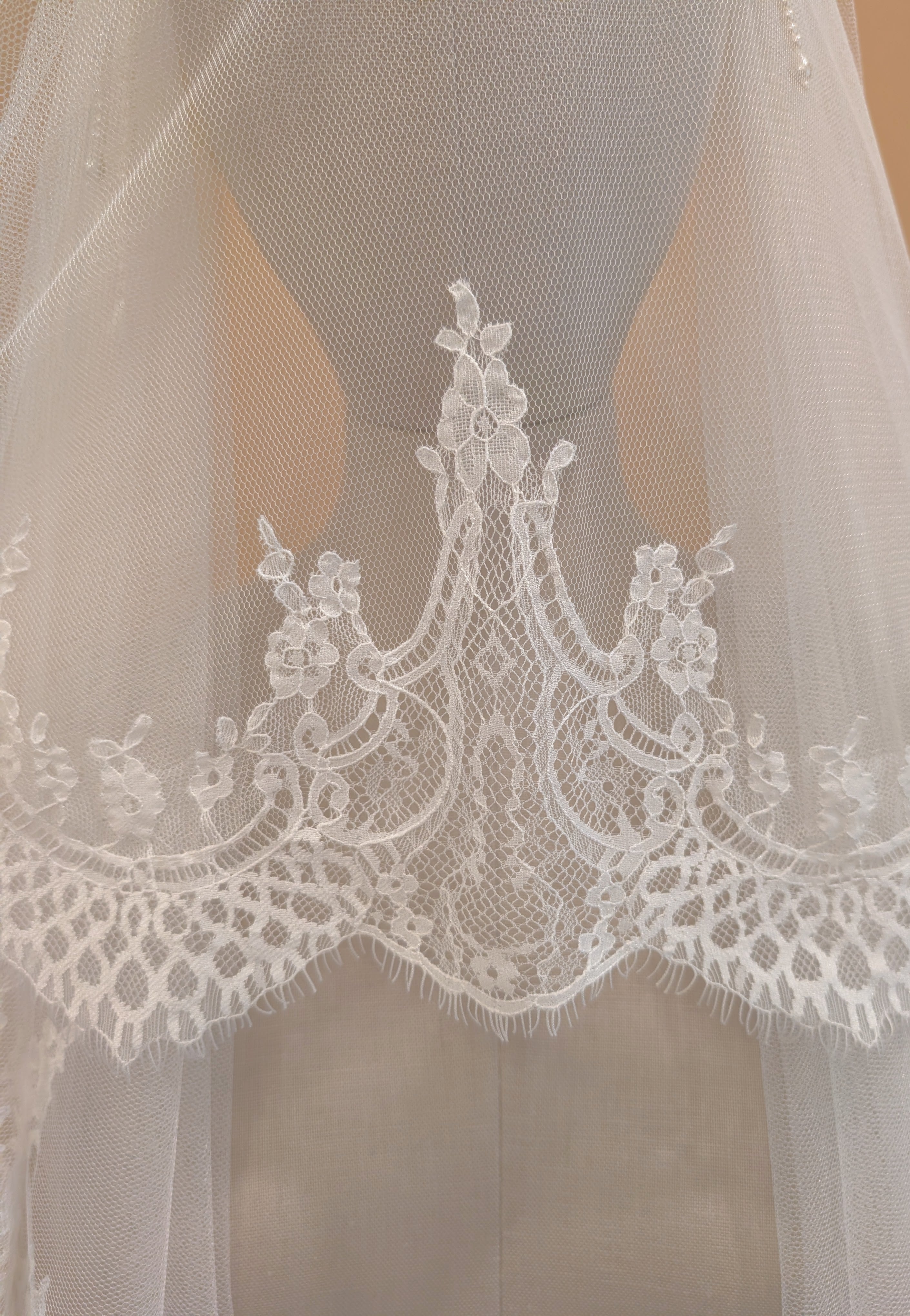 AVRIL Draped Pearl Lace Juliette Veil
