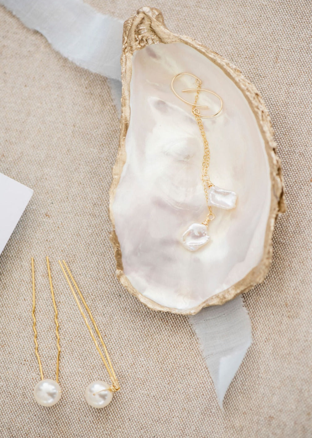 simple pearl bridal hair pins in gold for wedding hair style