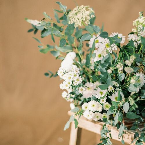 daisy floral arrangement for weddings