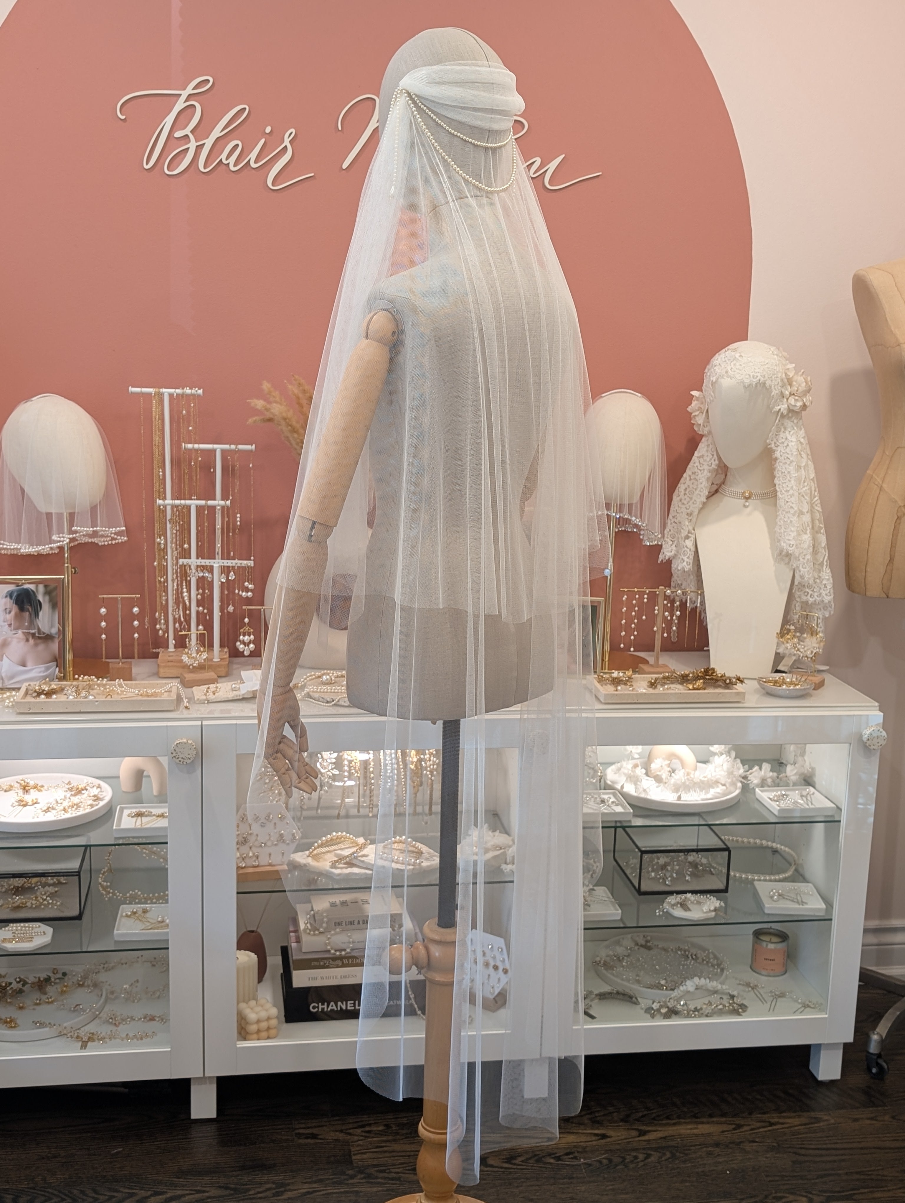 AVRIL Draped Pearl Lace Juliette Veil