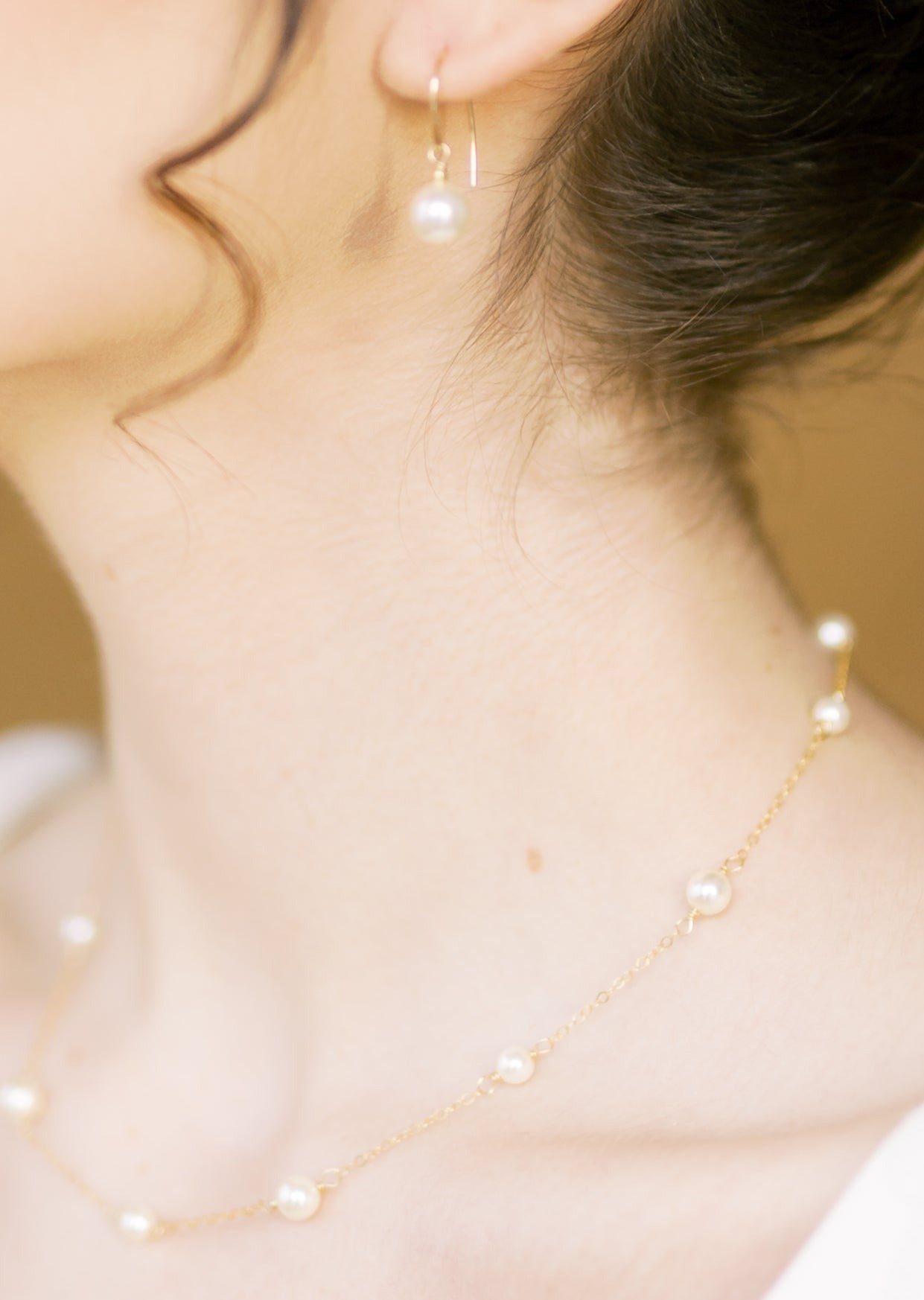 hand wired bridal pearl necklace of alternating sized glass pearls and delicate cable chain.  Close neck style with an extender chain and available in sterling silver, gold or rose gold filled finished with white, ivory, blush or iridescent pearls.. handamde in toronto ontario canada by blair nadeau bridal adornments