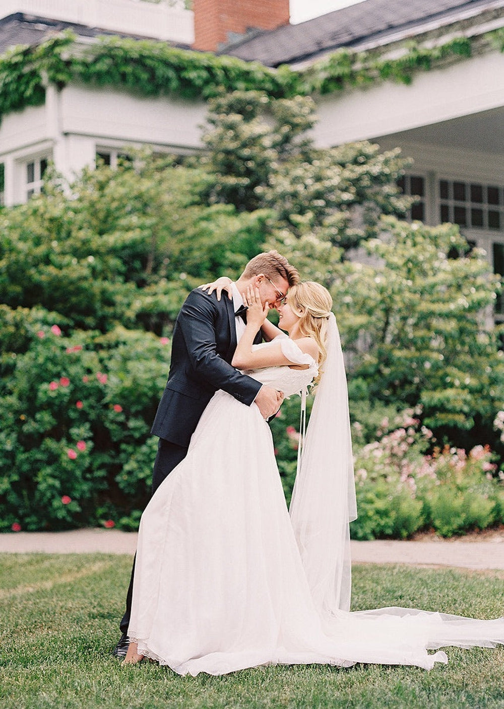 ivory tiered simple wedding veil for romantic wedding dress